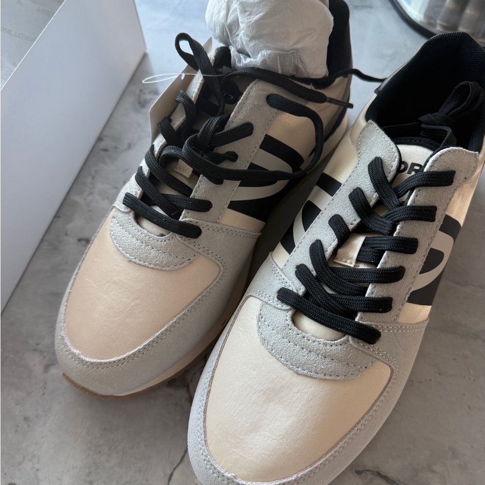Tretorn Black and Cream Athletic Shoes with Textured Upper and Contrasting Laces
